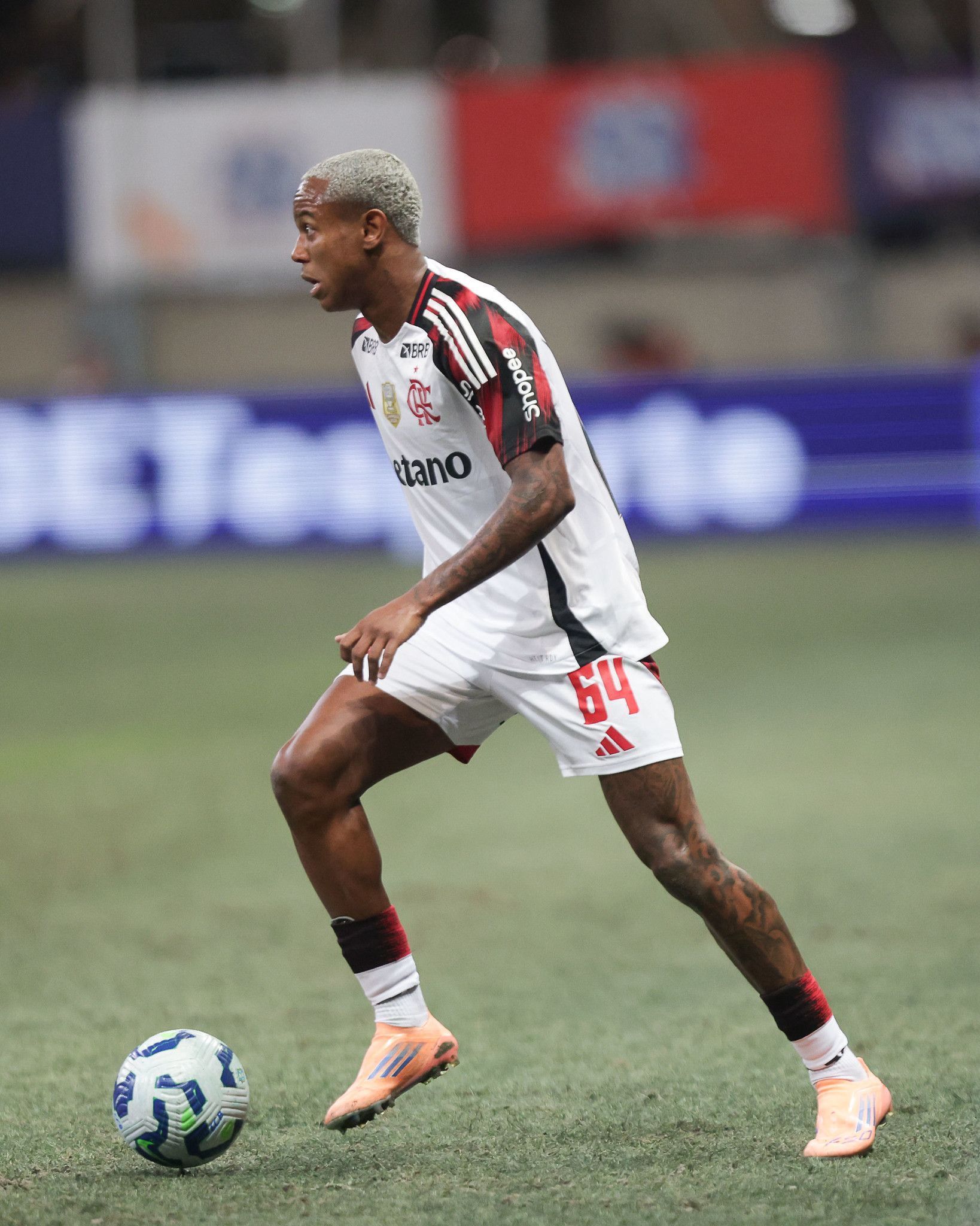 Eric Faria e Júnior avaliam 'fama' de Wallace Yan, do Flamengo: 'Arruma problema'