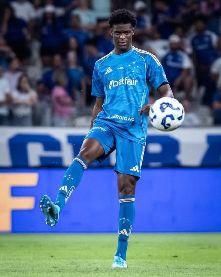 Jonathan Jesus deixou o jogo contra o Sport com dores no tornozelo