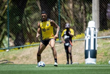Ruan Tressoldi durante treino do Atlético na Cidade do Galo