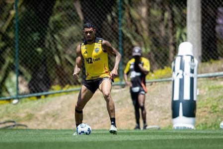 Ruan Tressoldi durante treino do Atlético na Cidade do Galo
