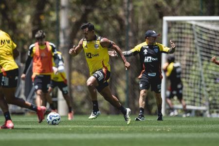 Gabriel Menino durante treino do Atlético na Cidade do Galo