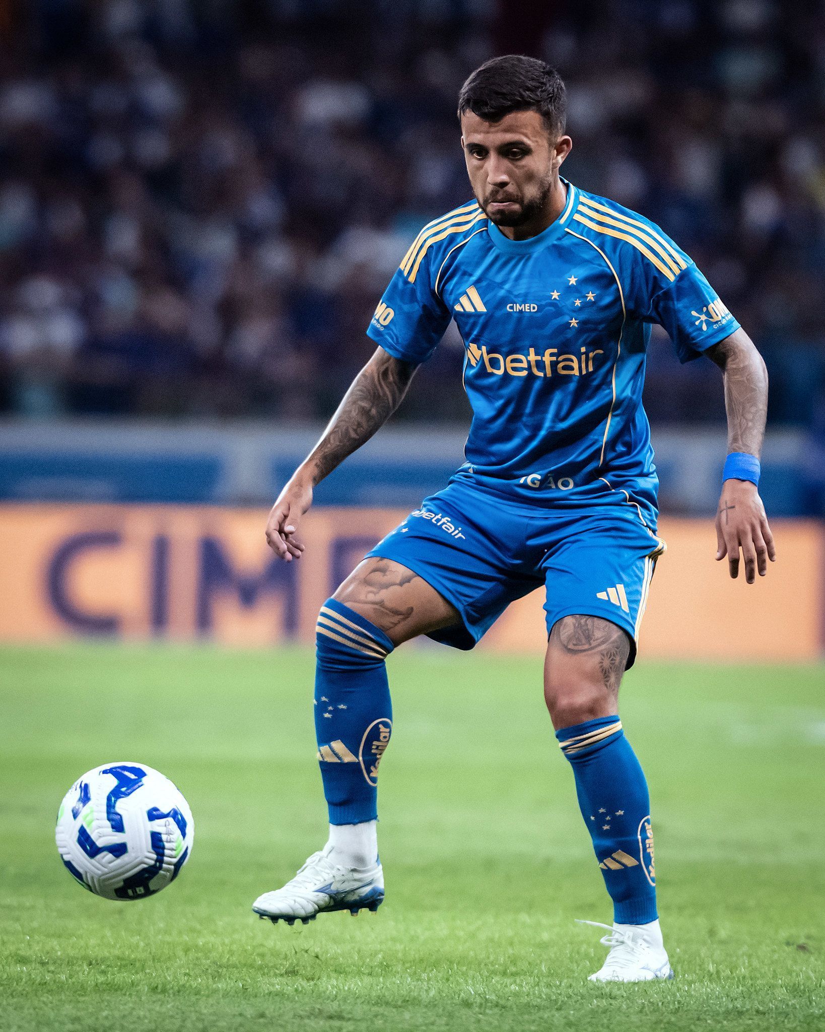 Zagueiro do Atlético manda recado a Matheus Henrique, do Cruzeiro, após fratura