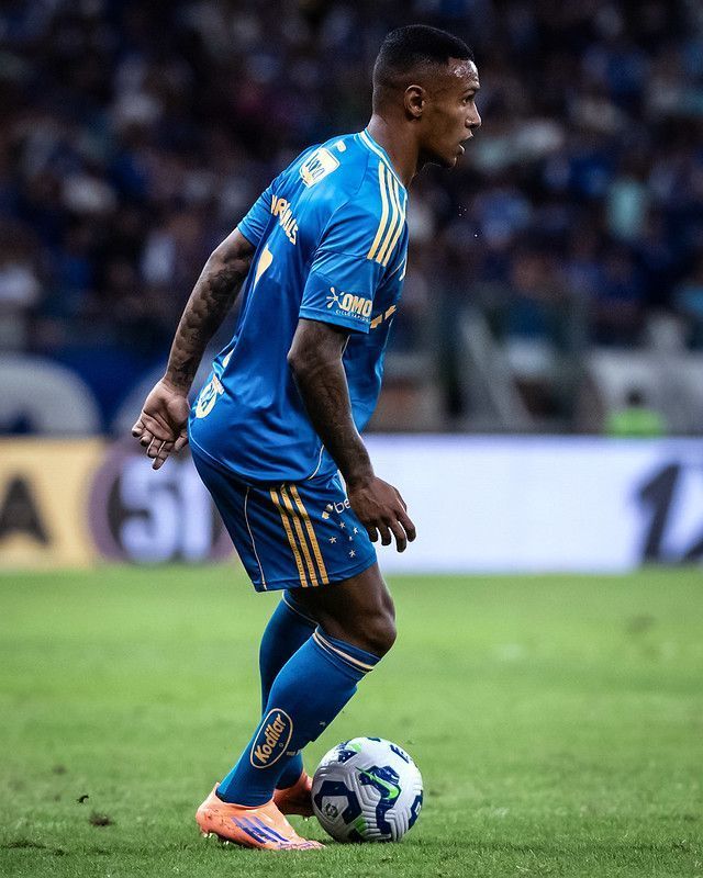 Após sofrer grave lesão no joelho, atacante do Cruzeiro vai às redes e manda recado
