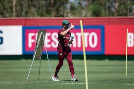 Zubeldía não contará com Serna, mas deve ter Cano no time titular