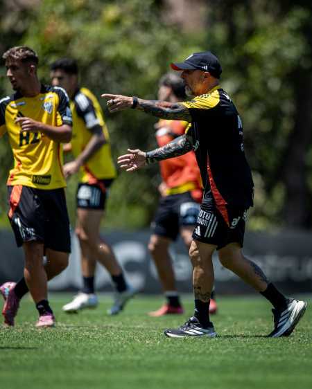 Técnico Jorge Sampaoli no comando do treino do Atlético na Cidade do Galo