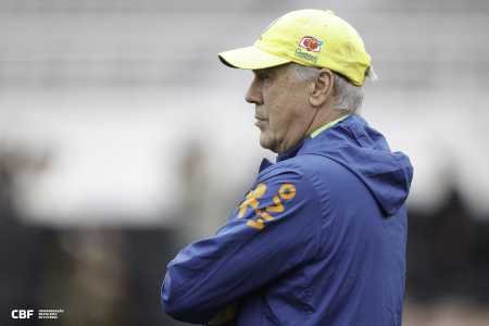 Carlo Ancelotti em treino da Seleção Brasileira