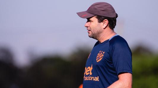 Técnico Daniel Paulista durante treino do Sport
