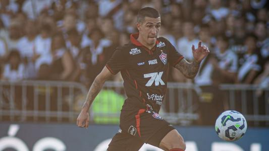 Espanhol Aitor Cantalapiedra em pelo Vitória, contra o Vasco, pelo Campeonato Brasileiro