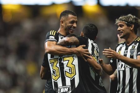 Time do Atlético comemorando gol contra o Sport na Arena MRV