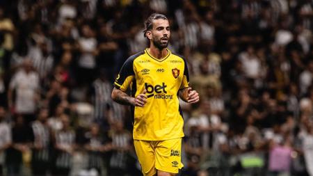 Meia Sérgio Oliveira em ação pelo Sport contra o Atlético, em jogo do Campeonato Brasileiro