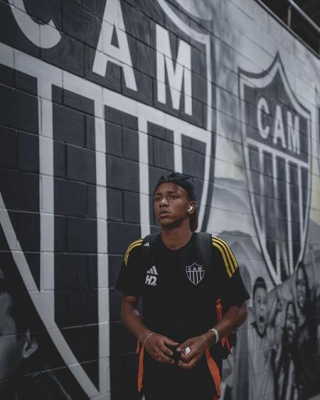 Gabriel Veneno, joia da base do Atlético, no corredor da Arena MRV