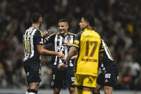 Time do Atlético comemorando gol contra o Sport na Arena MRV