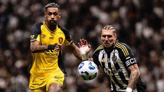 Derik, do Sport, e Lyanco, do Atlético, disputam a posse bola em jogo do Campeonato Brasileiro