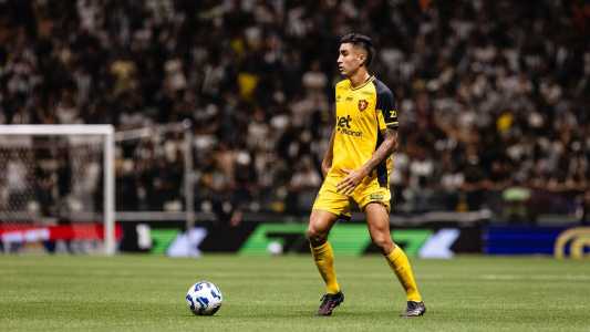 Volante Christian Rivera em ação pelo Sport contra o Atlético, pelo Campeonato Brasileiro