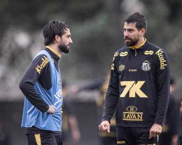 Lautaro Díaz e Luan Peres em treino no CT Rei Pelé