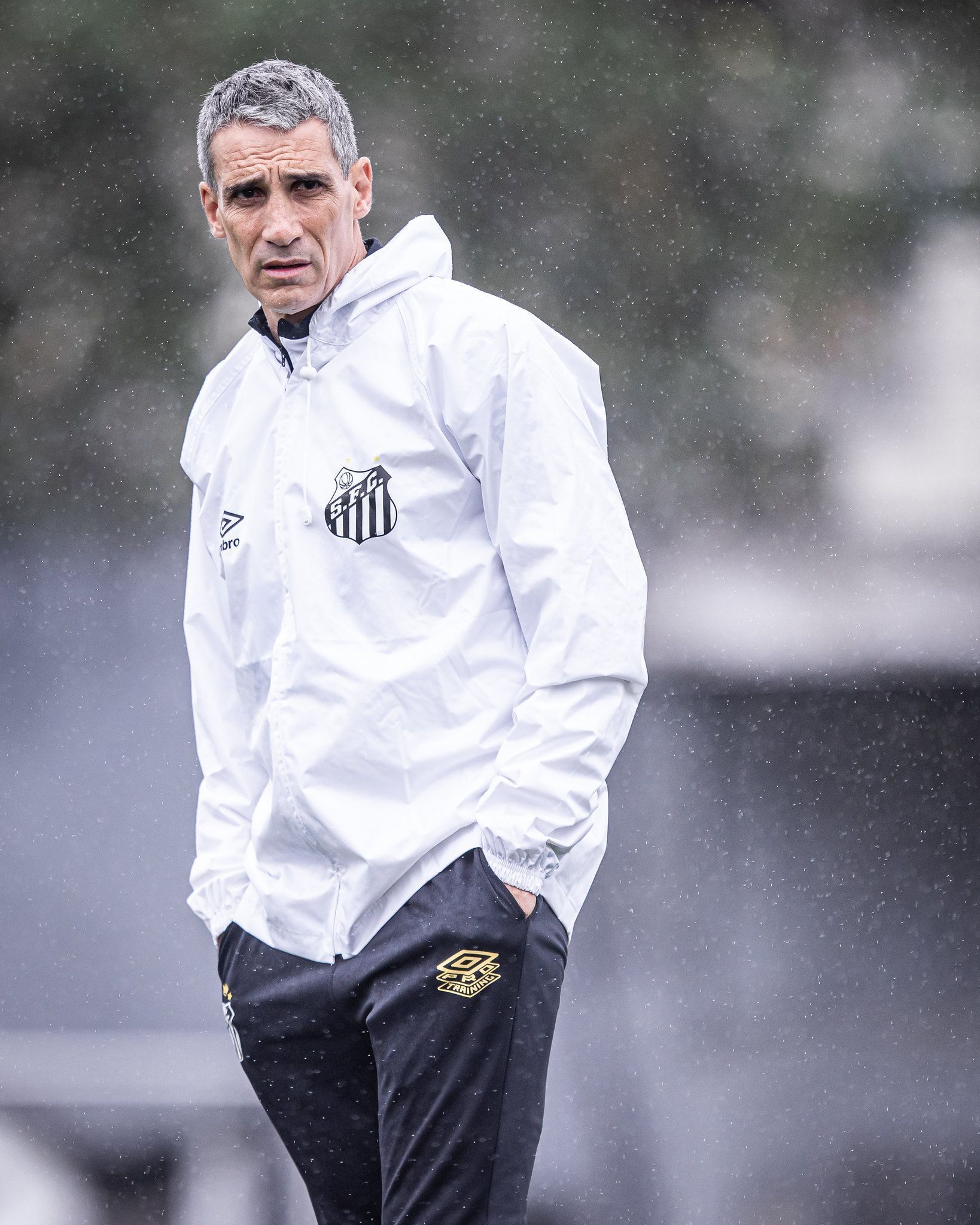 Santos confirma lesão e volante vira dúvida para clássico com Corinthians