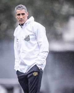 Juan Pablo Vojvoda no comando do treino do Santos no CT Rei Pelé
