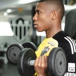Meia do Atlético se manifesta após quatro meses afastado por grave lesão