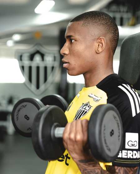 Patrick, meio-campista do Atlético, em treino na academia da Cidade do Galo