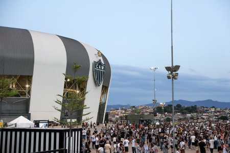 Torcida do Atlético na esplanada da Arena MRV, em Belo Horizonte