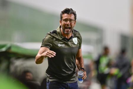 Alberto Valentim, treinador do América, durante partida entre equipe e o Vila Nova, pela Série B