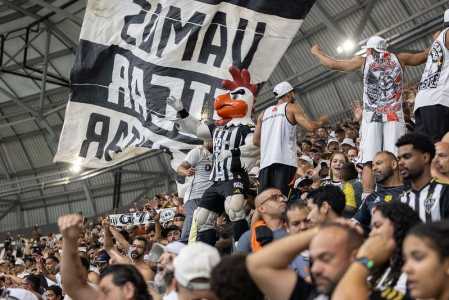 Torcida do Atlético com o Galo Doido na arquibancada da Arena MRV
