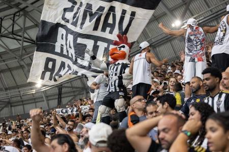 Torcida do Atlético com o Galo Doido na arquibancada da Arena MRV