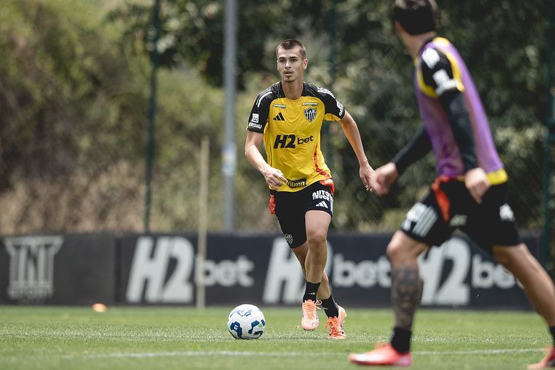 Quem deve ganhar espaço no Atlético contra o Cruzeiro em meio aos nove desfalques