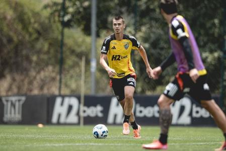 Vitão durante treino do Atlético na Cidade do Galo