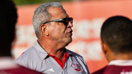 Técnico Hélio dos Anjos durante treino do Náutico