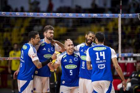 Jogadores do Sada Cruzeiro comemoram ponto contra o Praia Clube no Mineirinho