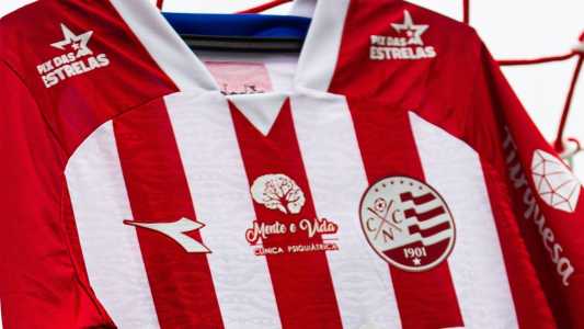 Camisa do Náutico pendurada em uma das traves do Estádio dos Aflitos, no Recife