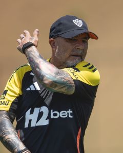 Técnico Jorge Sampaoli no comando do treino do Atlético na Cidade do Galo