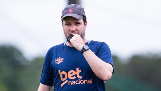 Técnico Daniel Paulista durante treino do Sport