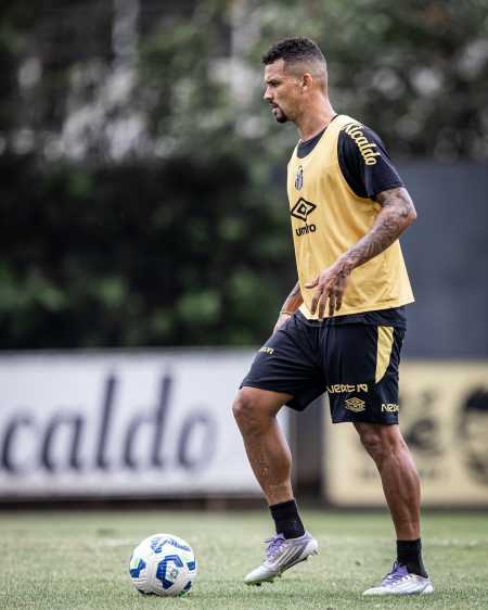 Zé Ivaldo, zagueiro do Santos, no CT Rei Pelé