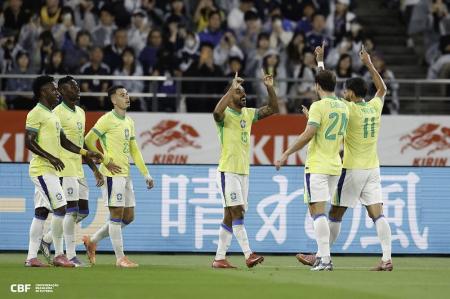 Paulo Henrique celebra seu gol pelo Brasil contra o Japão