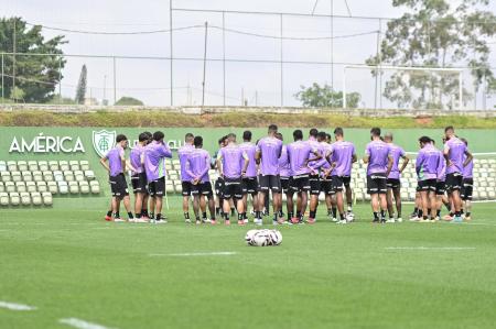 Jogadores do América durante treinamento no CT Lanna Drumond