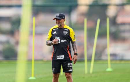 Técnico Jorge Sampaoli no comando do treino do Atlético na Cidade do Galo