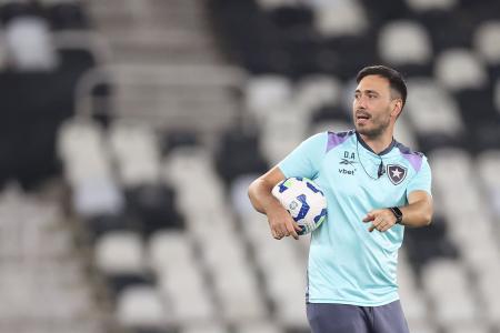 Davide Ancelotti observa atividade do Botafogo no CT Lonier