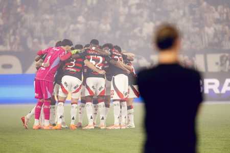 Filipe Luís, em primeiro plano, com o time do Flamengo ao fundo antes de clássico com o Botafogo
