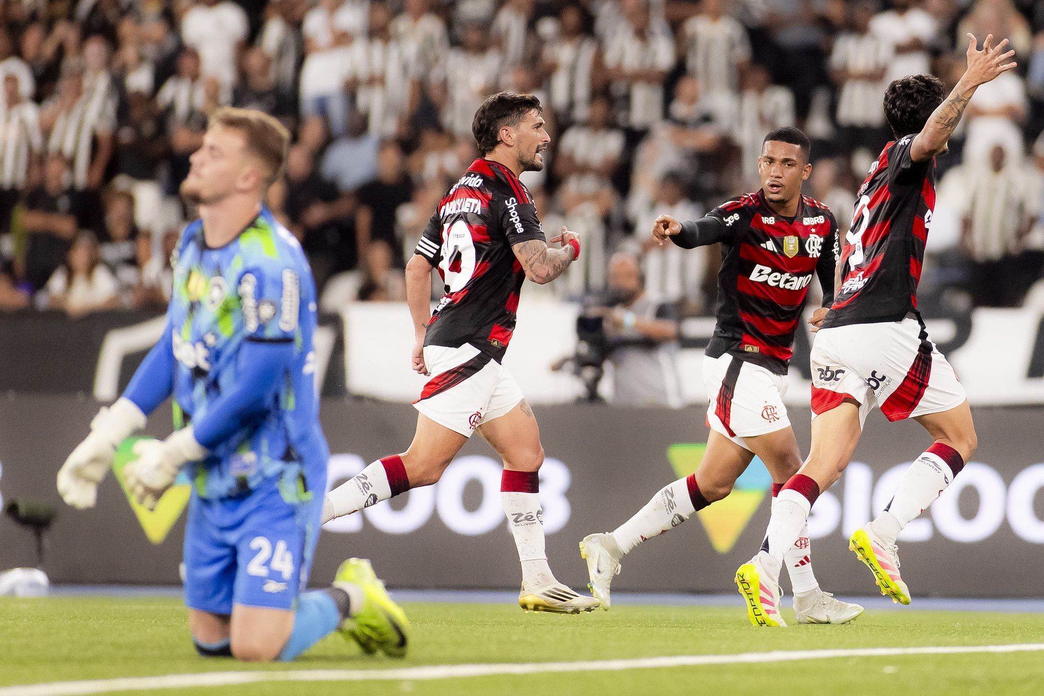 Pedro brilha, Flamengo goleia Botafogo e segue na cola do líder Palmeiras no Brasileirão
