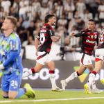 Pedro brilha, Flamengo goleia Botafogo e segue na cola do líder Palmeiras no Brasileirão