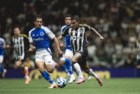 Jogadores de Atlético e Cruzeiro em ação no último clássico entre as equipes na temporada 2025