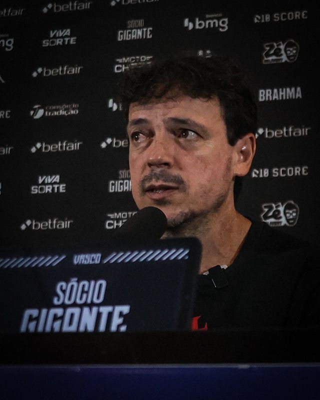 Diniz se derrete por evolução do Vasco e abre o jogo sobre discussão com Freytes