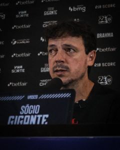 Fernando Diniz em coletiva pelo Vasco após vitória contra o Fluminense