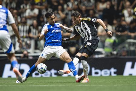 Kaio Jorge e Iván Román durante clássico pelo Brasileiro