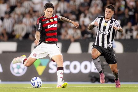 Pedro (à esq.) em ação contra o Botafogo pela Série A
