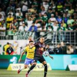 Meia do Bragantino, Jhon Jhon nega ataque ao Palmeiras e se declara ao clube