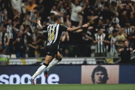 Ruan Tressoldi comemorando gol pelo Atlético na Arena MRV