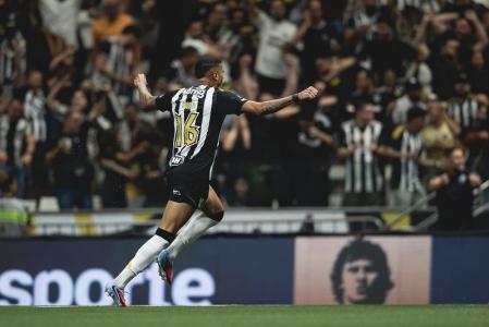 Ruan Tressoldi comemorando gol pelo Atlético na Arena MRV
